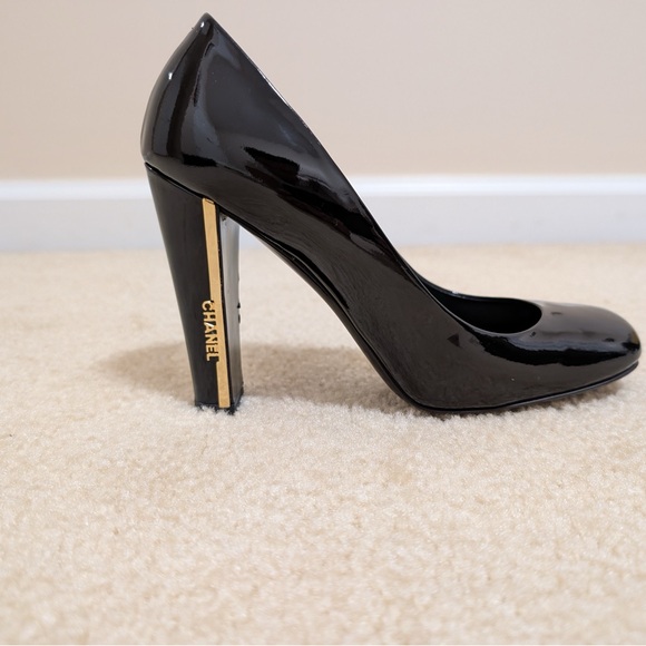 Chanel size 8 black patent leather high heel with Chanel in gold on heel. - Picture 10 of 16